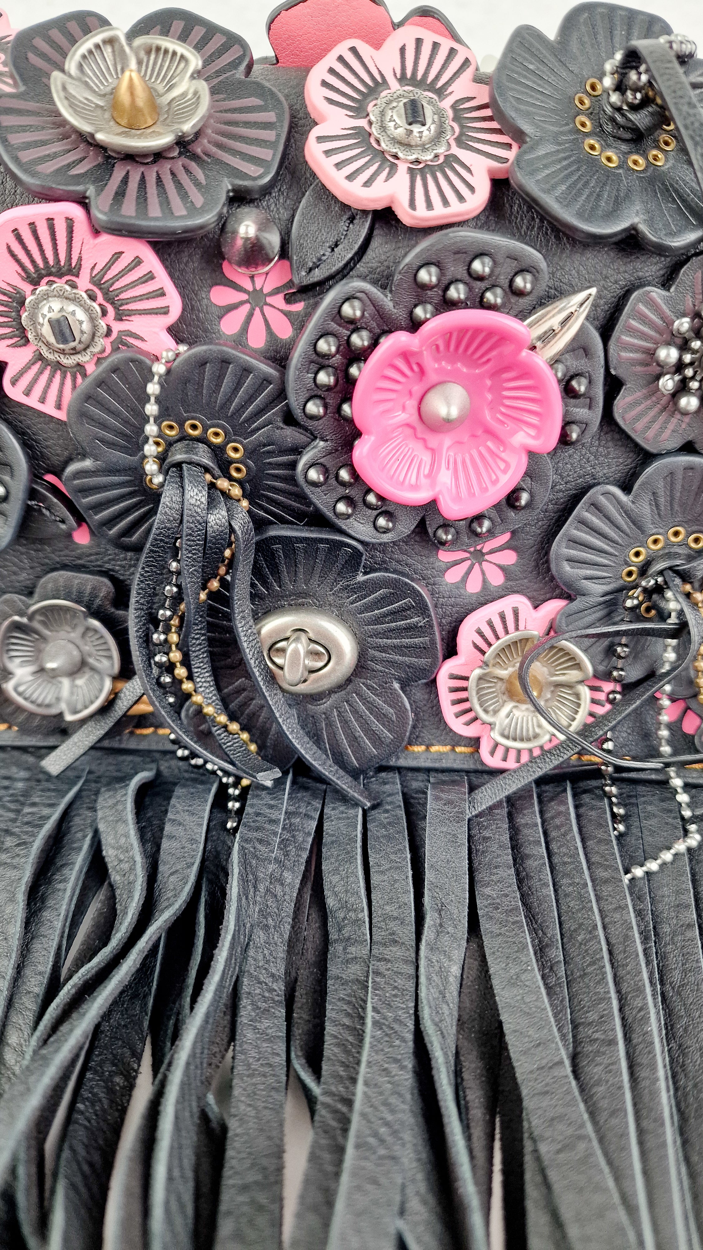 Coach 1941 Dinky With Wild Tea Roses & Fringe in Black & Pink - Crossbody Shoulder Bag Floral Flowers Tooled Leather Appliqué - Coach 86847 - Image 4