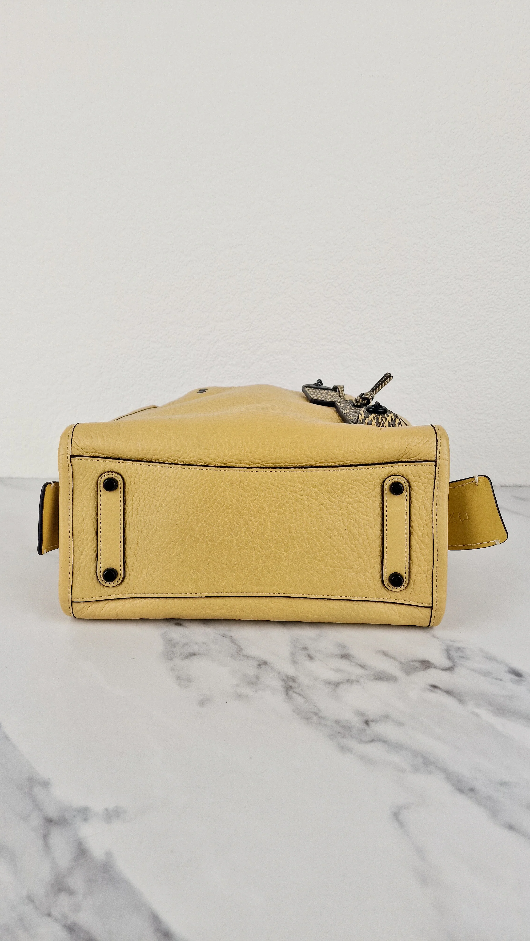 Coach 1941 Rogue 25 in Hay Yellow with Snakeskin Handles - Shoulder Bag Handbag in Pebble Leather Colorblock - Coach 59235 - Image 10