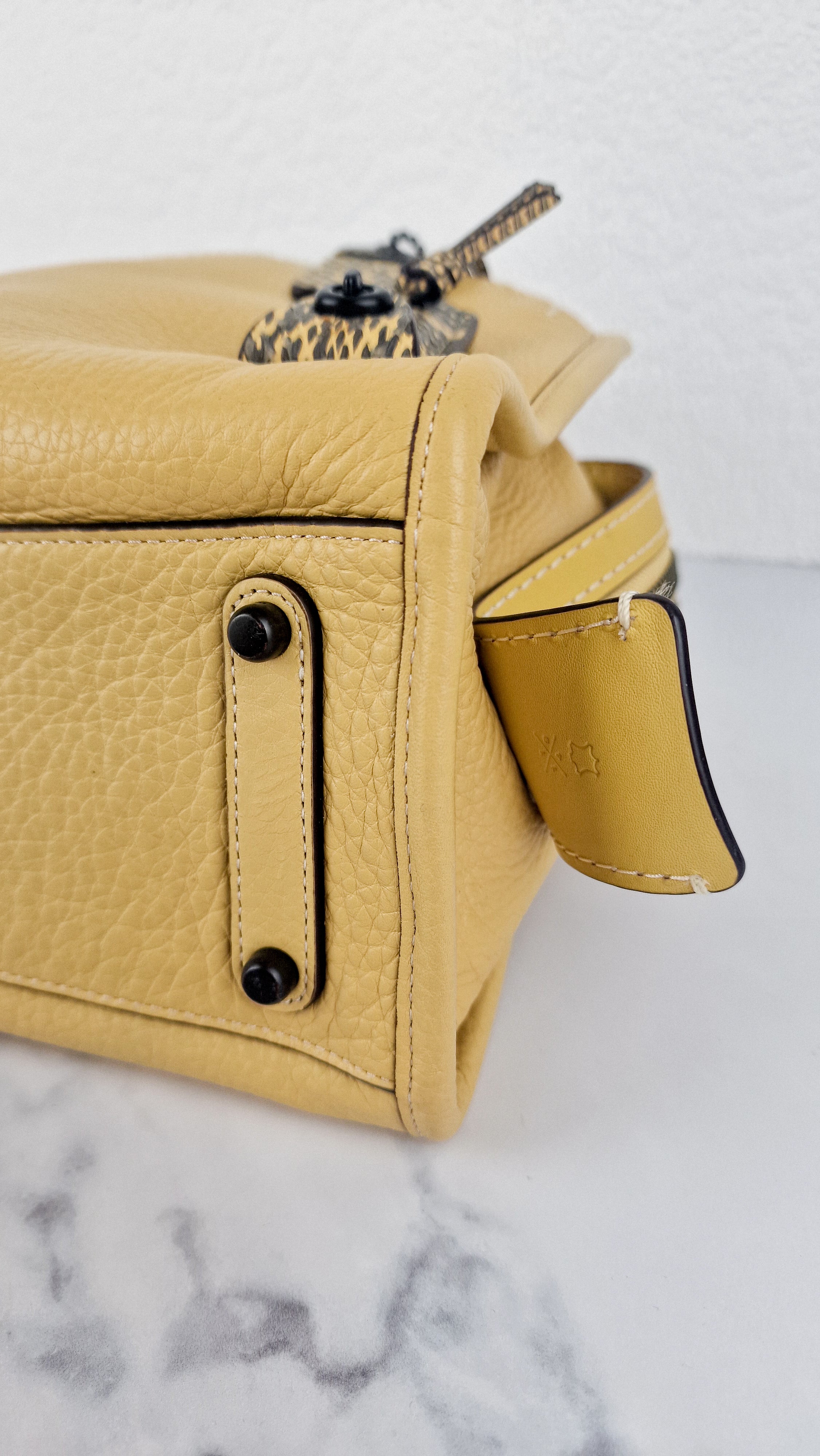 Coach 1941 Rogue 25 in Hay Yellow with Snakeskin Handles - Shoulder Bag Handbag in Pebble Leather Colorblock - Coach 59235 - Image 11