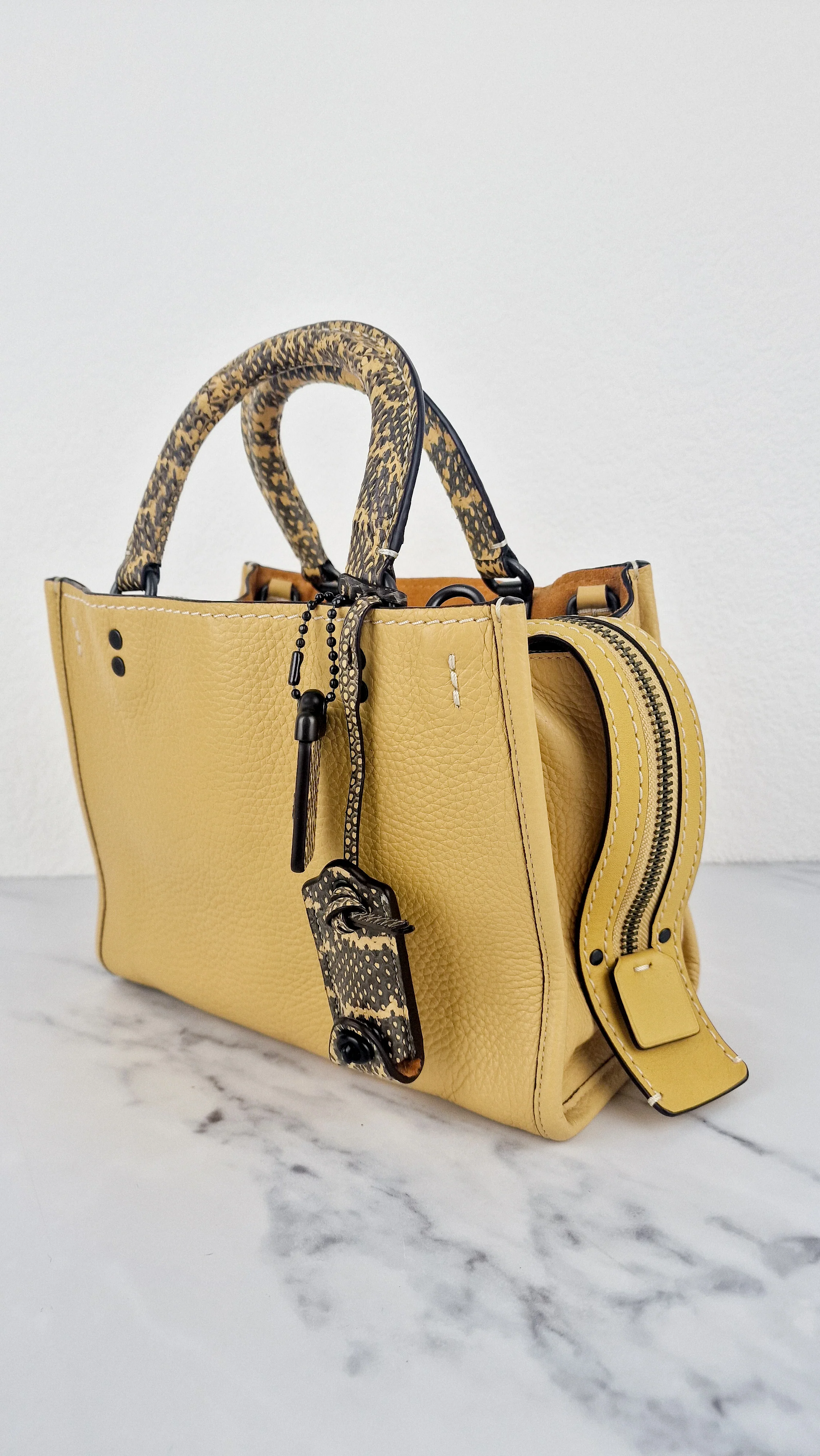 Coach 1941 Rogue 25 in Hay Yellow with Snakeskin Handles - Shoulder Bag Handbag in Pebble Leather Colorblock - Coach 59235 - Image 3