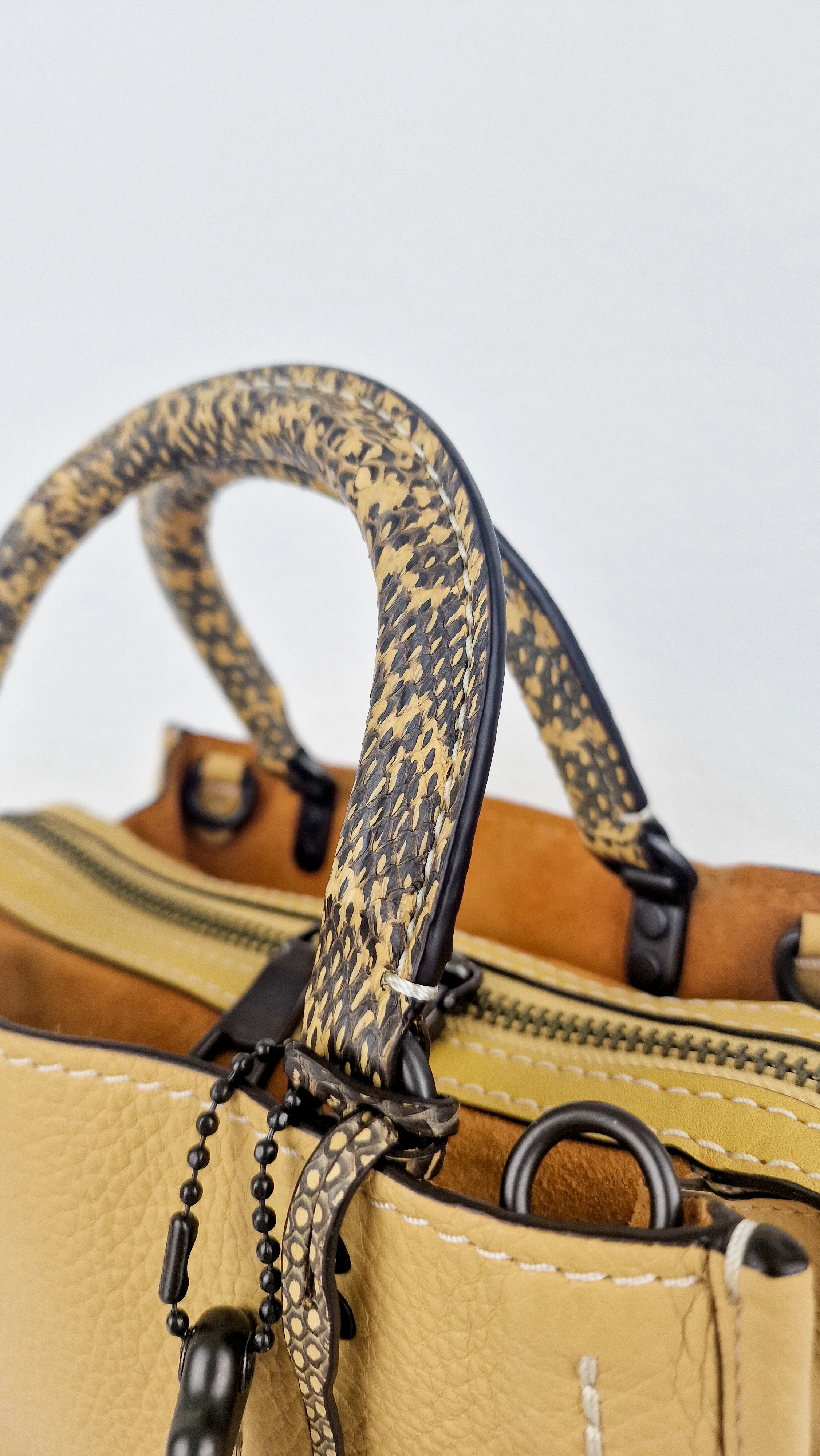 Coach 1941 Rogue 25 in Hay Yellow with Snakeskin Handles - Shoulder Bag Handbag in Pebble Leather Colorblock - Coach 59235 - Image 4
