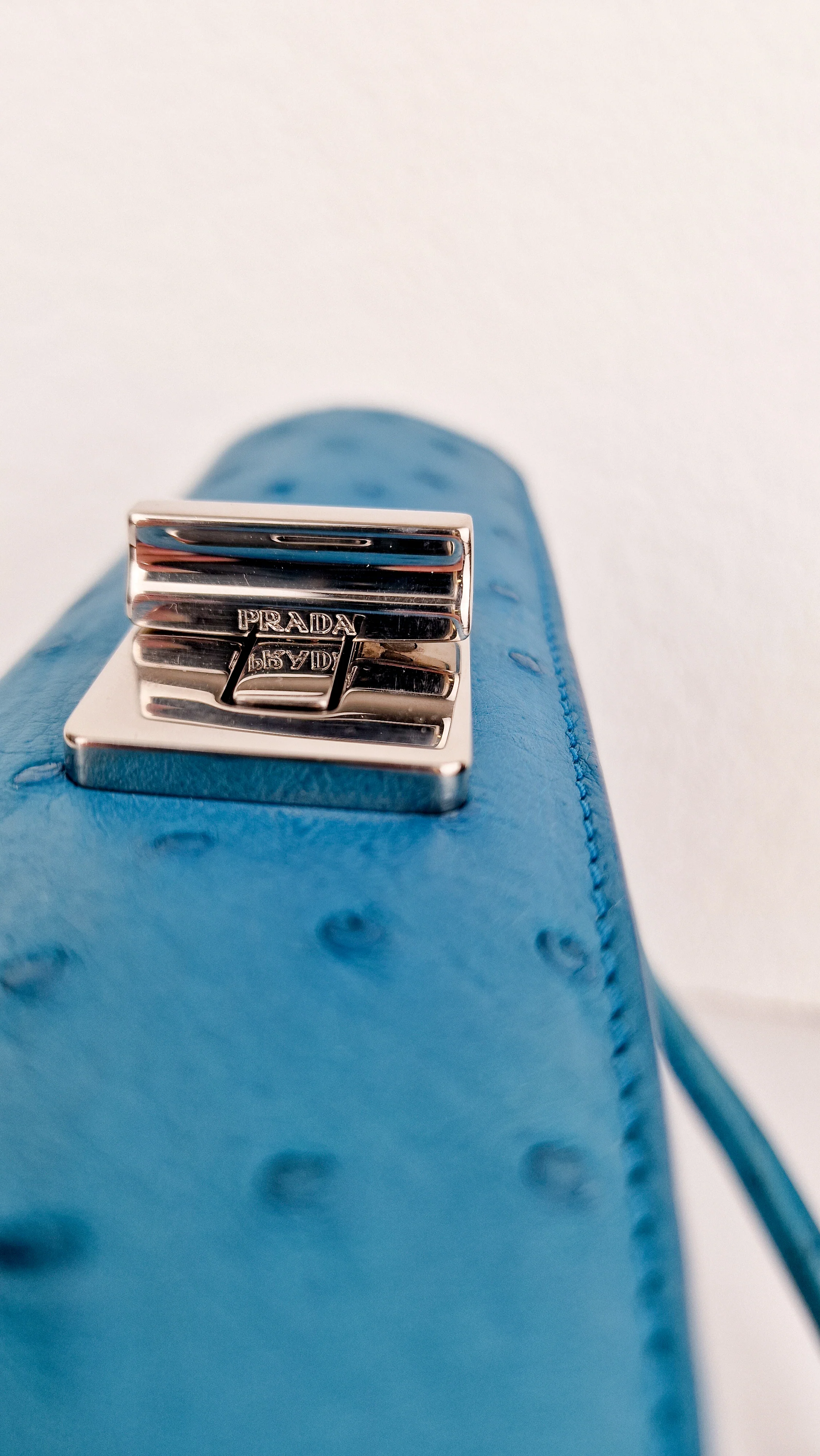 Prada Bag in Voyage Blue Ostrich Leather With Turnlock - RARE Handbag - Prada BN2708 Struzzo - Image 10