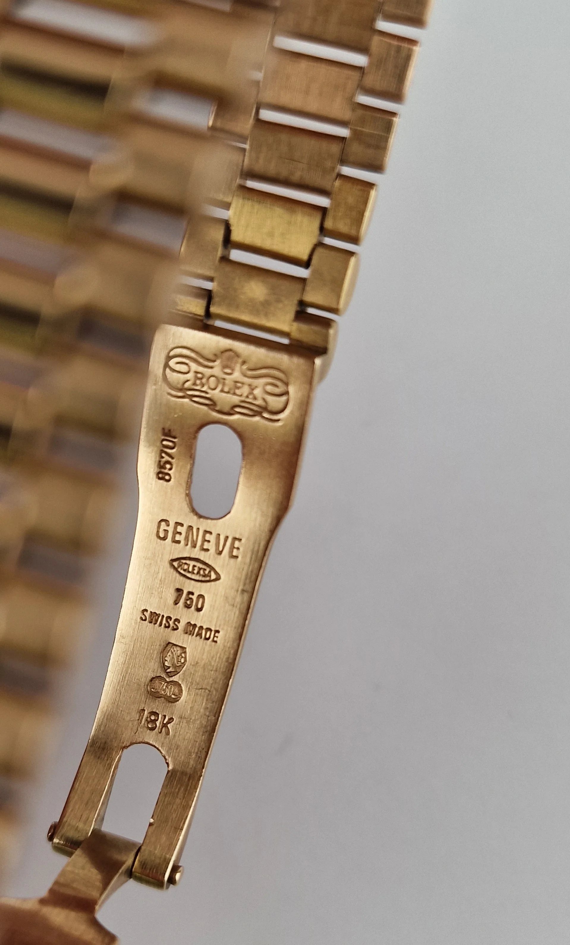 Rolex 18k Yellow Gold 26mm Lady President Datejust Diamond Bezel Tahitian MOP Diamond Dial Automatic Movement Mother of Pearl Watch - Rolex 6917 - Image 11